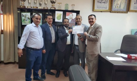مركز الحاسب الآلي بجامعة صنعاء يكرّم عميد كلية التربية تقديراً لدوره في دعم الأنشطة الأكاديمية وتعزيز البيئة التعليمية