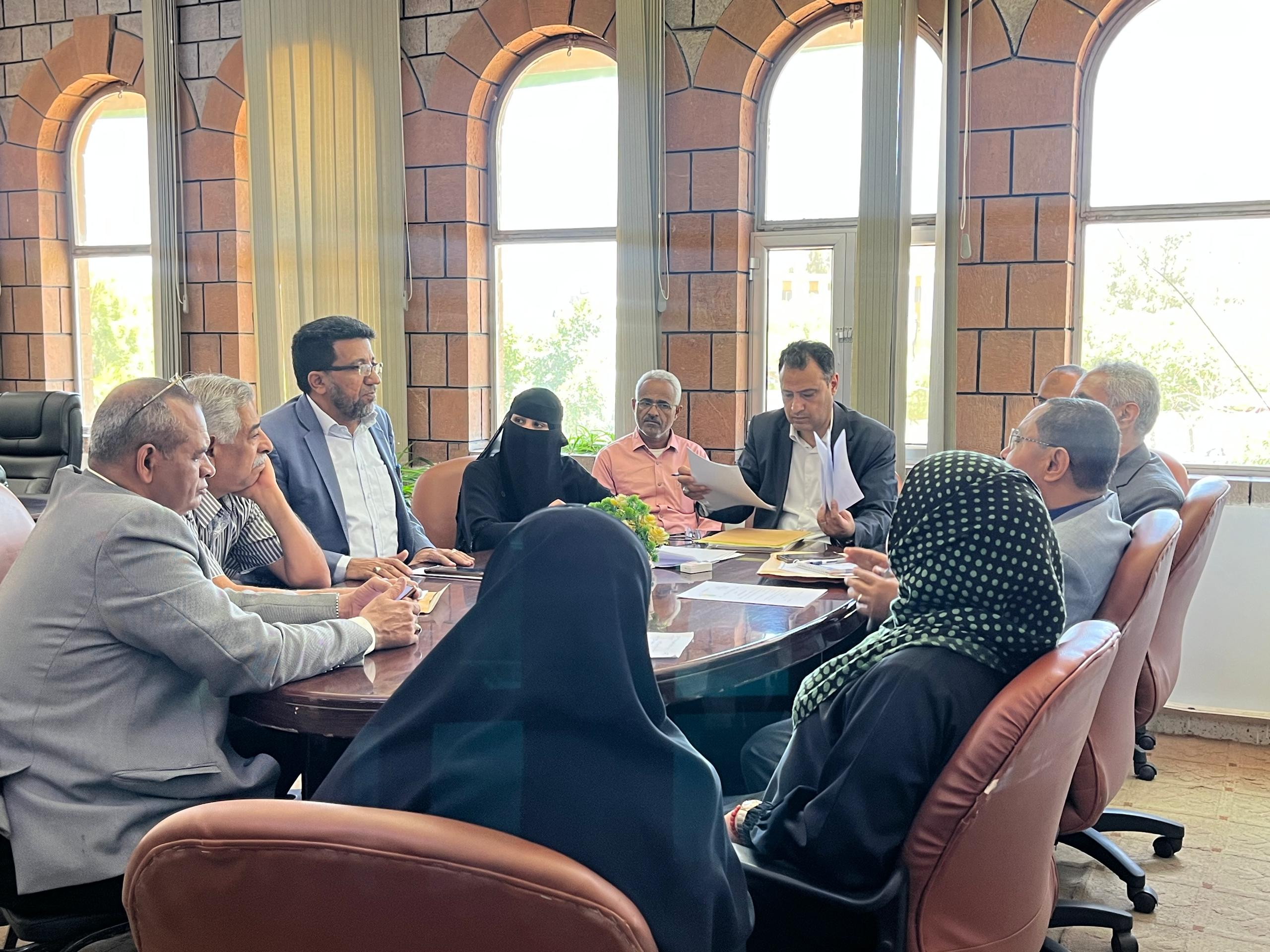 اجتماع اللجنة الإشرافية على الامتحانات بكلية التجارة والاقتصاد