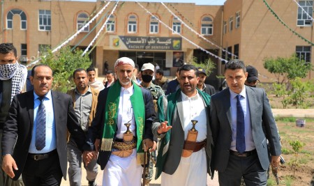 القائم بأعمال رئيس مجلس الوزراء يتفقد كلية طب الأسنان بجامعة صنعاء ويطلع على مشاريعها وخدماتها الطبية