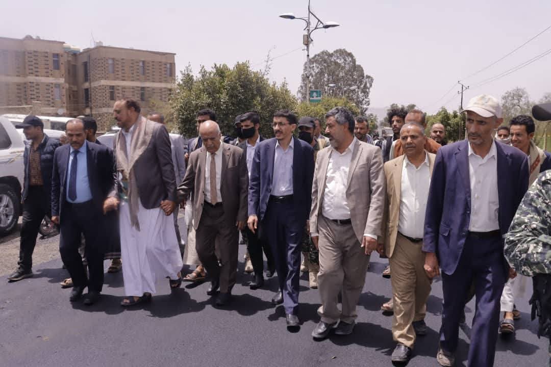 Prime Minister Reviews Progress of Main Road Paving at Sana’a University رئيس مجلس الوزراء يتفقد العمل بمشروع سفلتة الشارع الرئيسي في جامعة صنعاء1