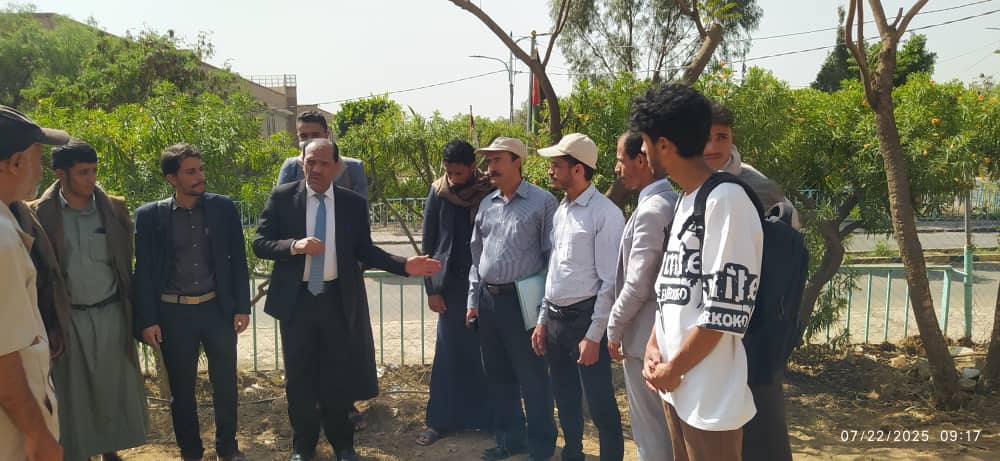 رئيس الجامعة يتفقد أعمال فريق كلية الزراعة استعدادًا لتنفيذ مشروع التشجير في الحرم الجامعي رئيس الجامعة يتفقد أعمال فريق كلية الزراعة استعدادًا لتنفيذ مشروع التشجير في الحرم الجامعي4