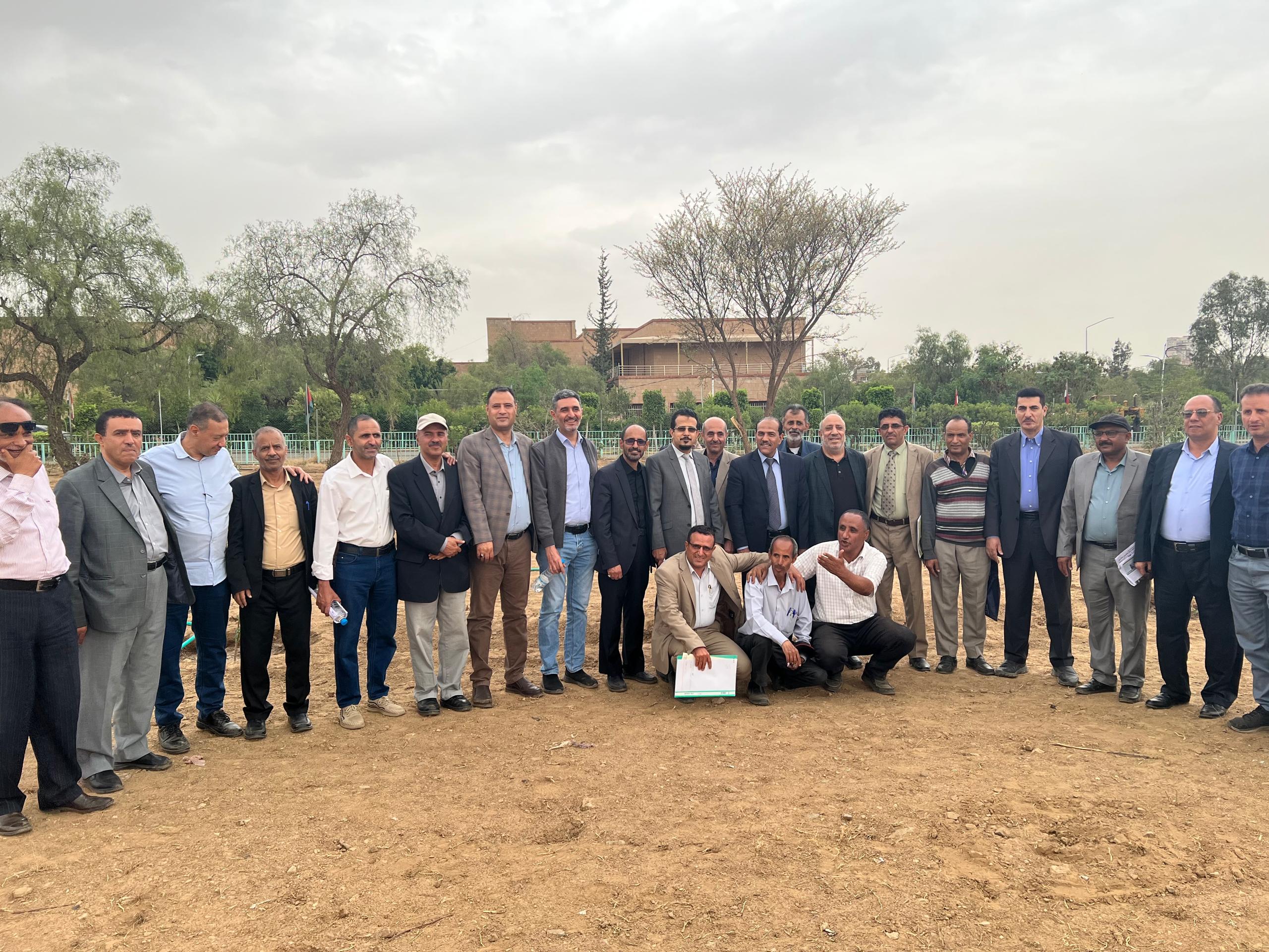 رئيس جامعة صنعاء يتفقد أعمال زراعة الأشجار المثمرة في الحرم الجامعي رئيس جامعة صنعاء يتفقد أعمال زراعة الأشجار المثمرة في الحرم الجامعي 1
