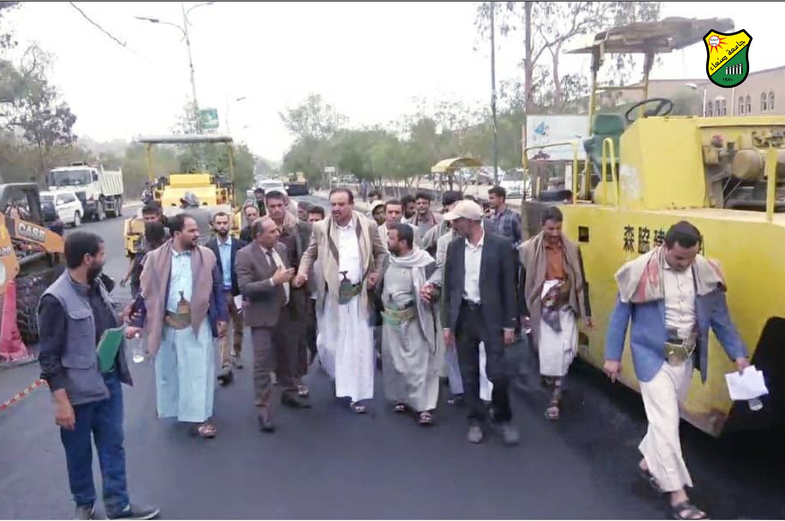 عُباد والبخيتي يطلعان على أعمال سفلتة شارع حرم جامعة صنعاء عُباد والبخيتي يطلعان على أعمال سفلتة شارع حرم جامعة صنعاء6