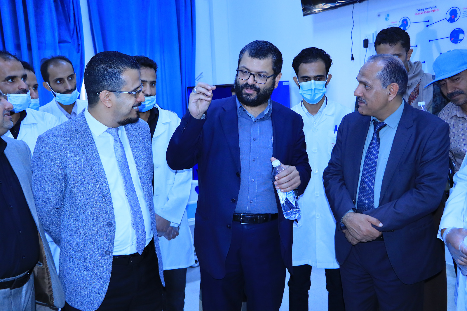 Health Minister Visits Sana'a University's Faculty of Medicine, Reviews CPR Training Program for Internship Students وزير الصحة يزور كلية الطب بجامعة صنعاء ويطلع على برنامج الإنعاش القلبي الرئوي لطلاب الامتياز1