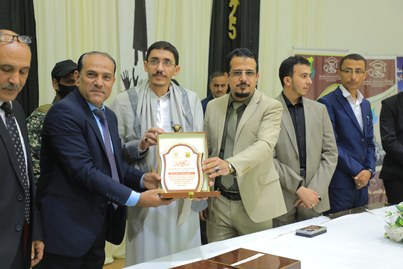 بحضور وزير التربية والتعليم ورئيس جامعة صنعاءكلية الطب تحتفل بتخرج الدفعة الخامسة والثلاثين من خريجي الطب البشري 3