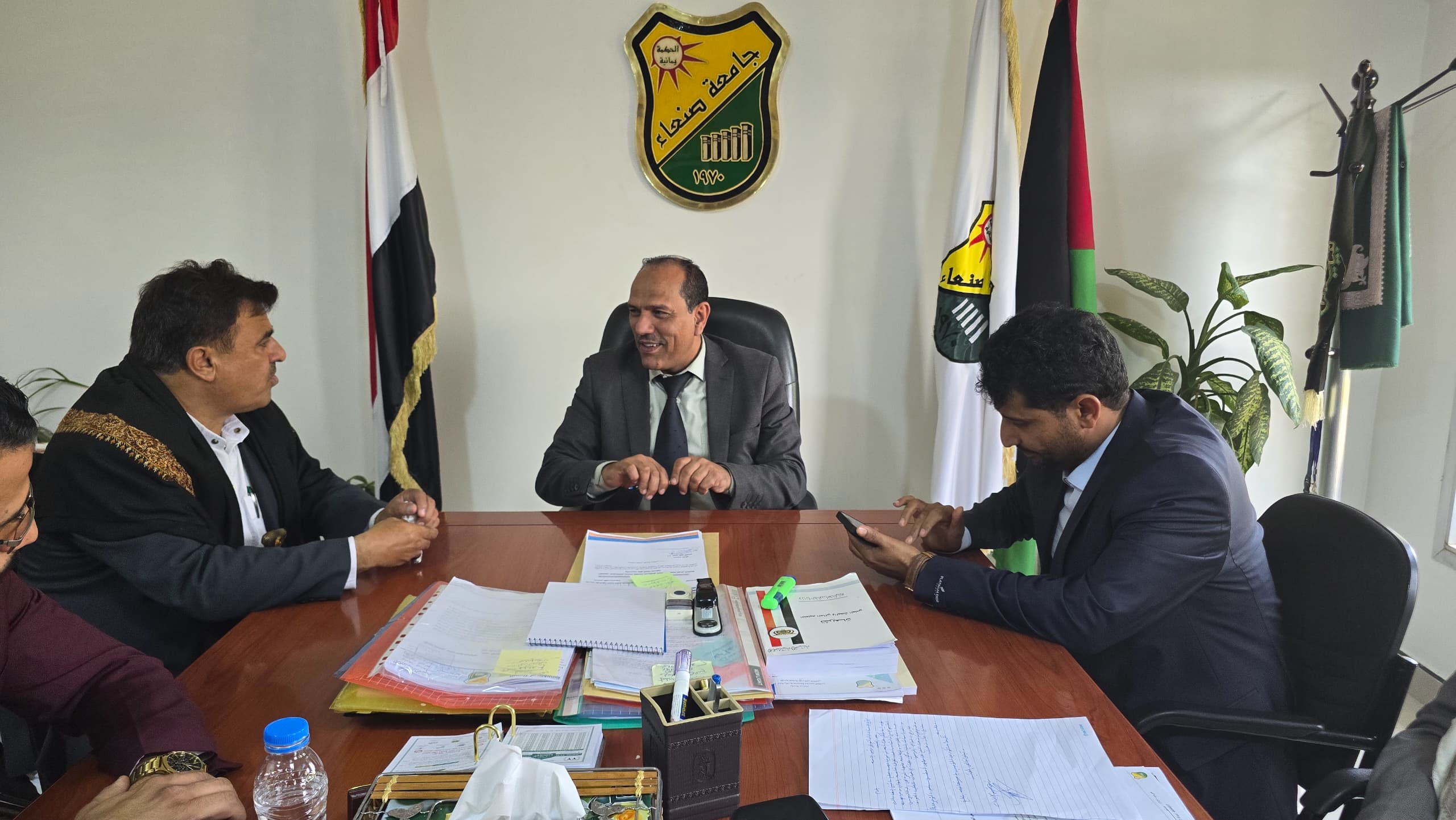 بحث آلية تنفيذ مشروع المعرض الدائم للأسر المنتجة بجامعة صنعاء