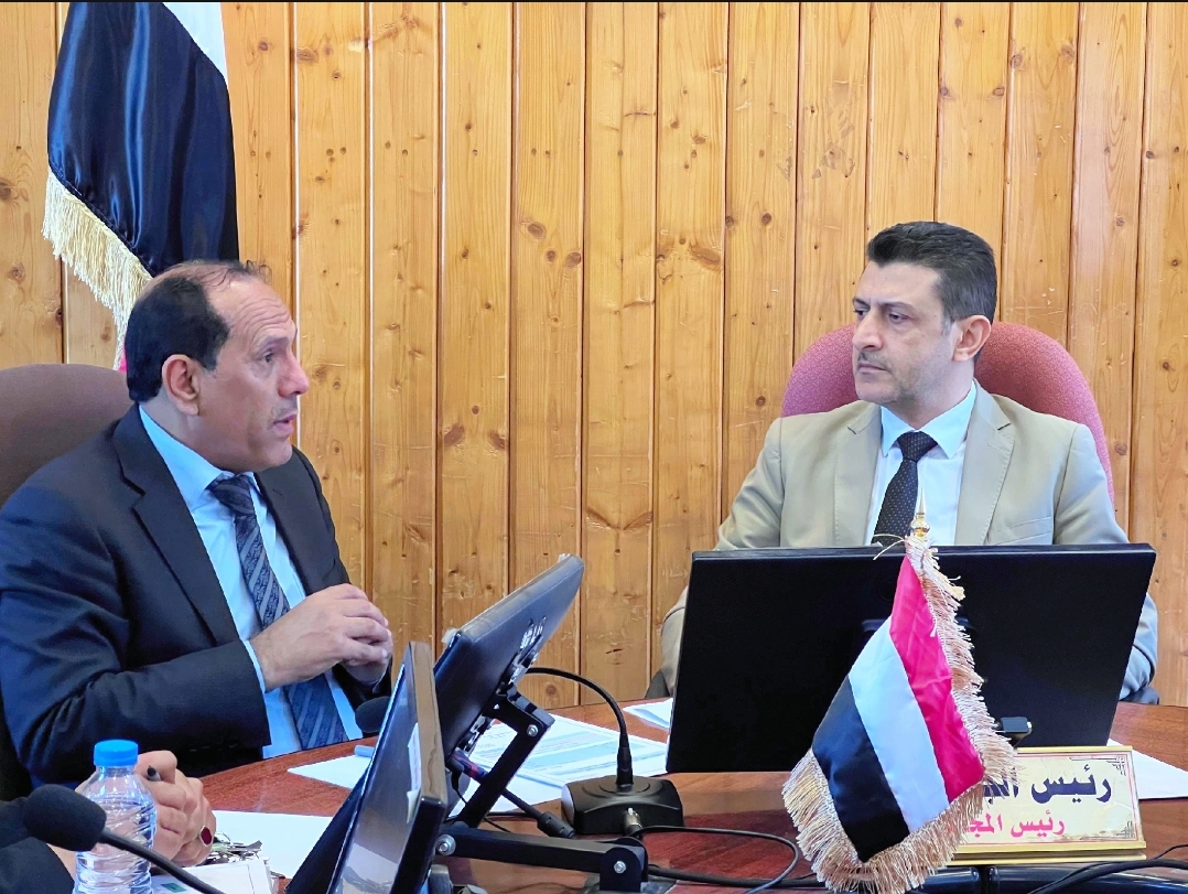 رئيس الجامعة ونائب وزير التربية يناقشان دعم مشاريع الطلاب البحثية والابتكارية١