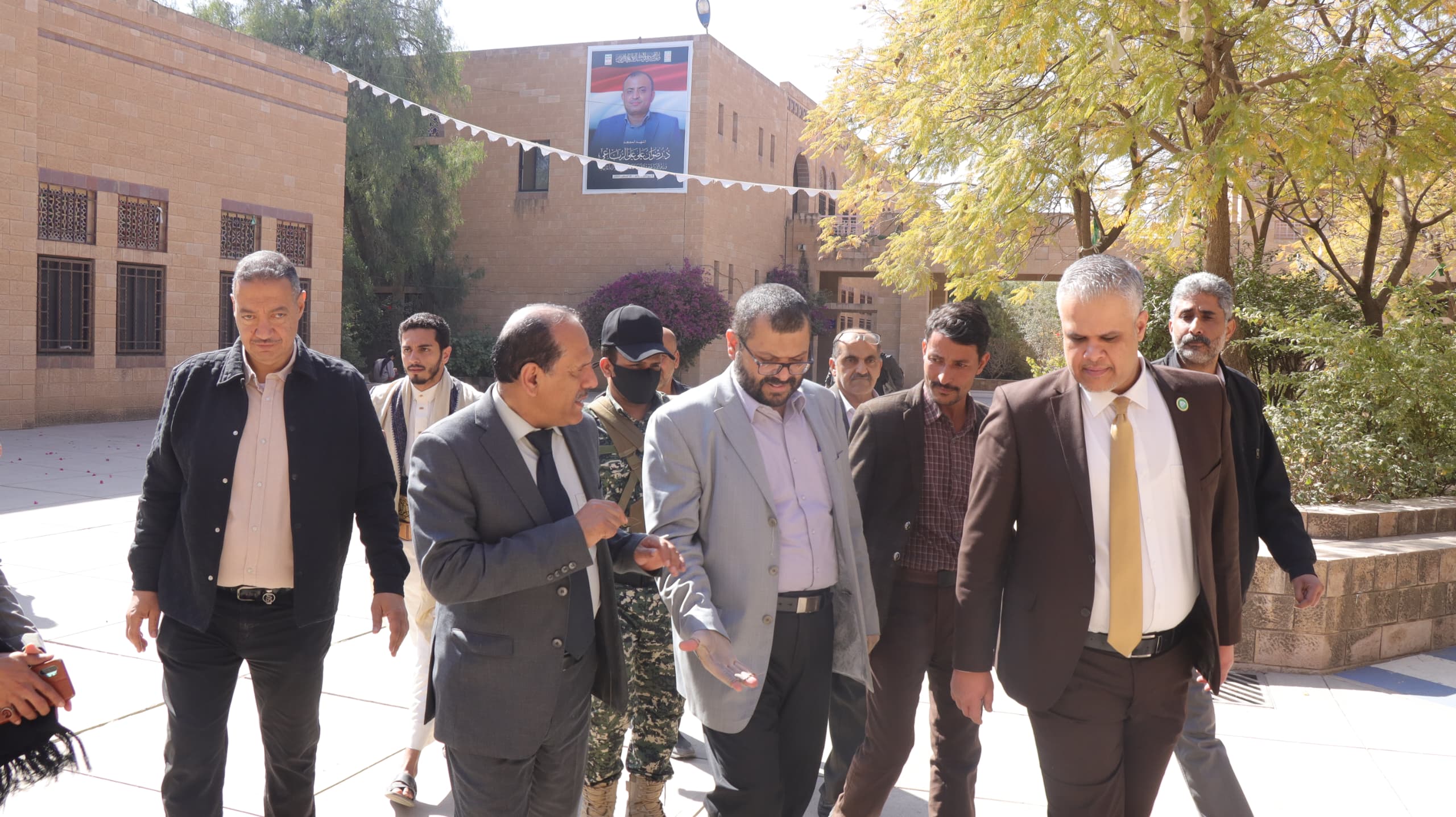 رئيس جامعة صنعاء يستقبل وزير الصحة والبيئة ويطلعُه على جاهزية معامل مركز المختبرات المركزية بكلية الزراعة والأغذية والبيئة٦