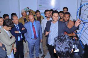 رئيس الجامعة يطّلع على تشغيل بنش النيوماتيك خلال زيارته التفقدية لكلية الهندسة رئيس الجامعة يطّلع على تشغيل بنش النيوماتيك خلال زيارته التفقدية لكلية الهندسة