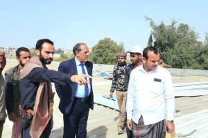 رئيس جامعة صنعاء يطّلع على مستوى الإنجاز في مشروع صيانة سطح مركز الترجمة وتعليم اللغات رئيس جامعة صنعاء يطّلع على مستوى الإنجاز في مشروع صيانة سطح مركز الترجمة وتعليم اللغات