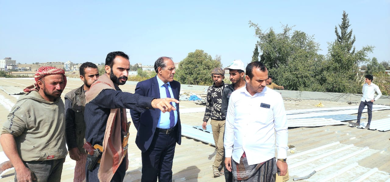 رئيس جامعة صنعاء يطّلع على مستوى الإنجاز في مشروع صيانة سطح مركز الترجمة وتعليم اللغات