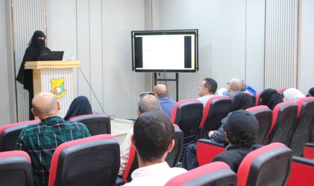 كلية طب الأسنان بجامعة صنعاء تناقش خطة دكتوراه مبتكرة لتطوير القشور الخزفية اللاصقة .