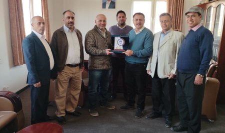 كلية اللغات بجامعة صنعاء تتسلّم درع الاعتماد الذهبي الأكاديمي.