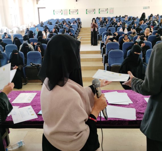 كلية اللغات بجامعة صنعاء تقيم حفل تكريم لطلابها المتميزين في الأنشطة واللجان الطلابية - صورة02