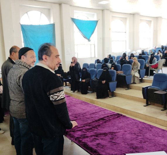 كلية اللغات بجامعة صنعاء تقيم حفل تكريم لطلابها المتميزين في الأنشطة واللجان الطلابية - صورة03