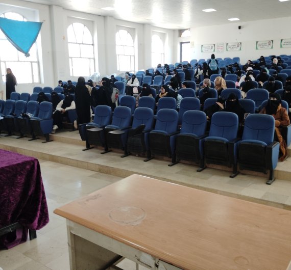 كلية اللغات بجامعة صنعاء تقيم حفل تكريم لطلابها المتميزين في الأنشطة واللجان الطلابية - صورة07