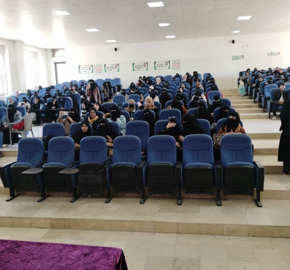 كلية اللغات بجامعة صنعاء تقيم حفل تكريم لطلابها المتميزين في الأنشطة واللجان الطلابية - صورة09