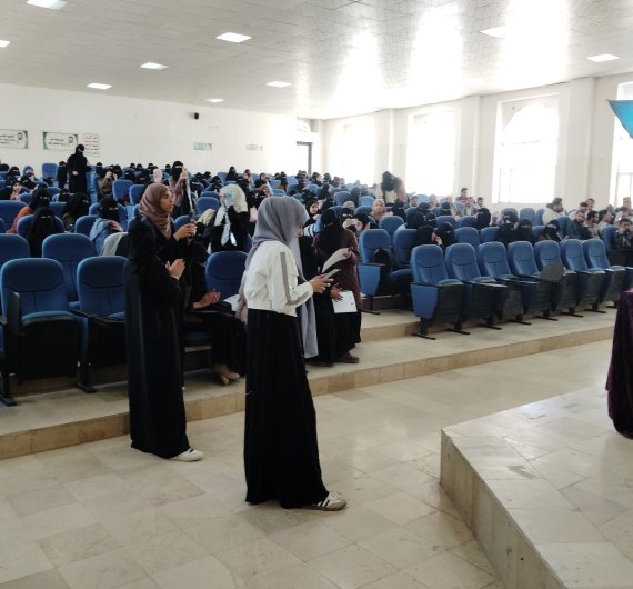 كلية اللغات بجامعة صنعاء تقيم حفل تكريم لطلابها المتميزين في الأنشطة واللجان الطلابية - صورة13