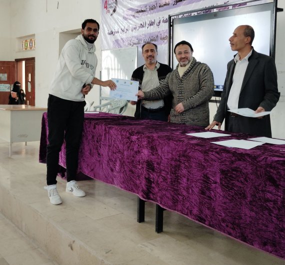 كلية اللغات بجامعة صنعاء تقيم حفل تكريم لطلابها المتميزين في الأنشطة واللجان الطلابية - صورة35