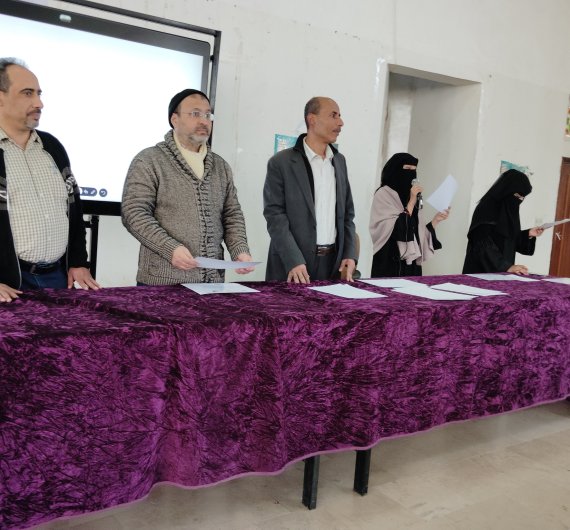 كلية اللغات بجامعة صنعاء تقيم حفل تكريم لطلابها المتميزين في الأنشطة واللجان الطلابية - صورة37