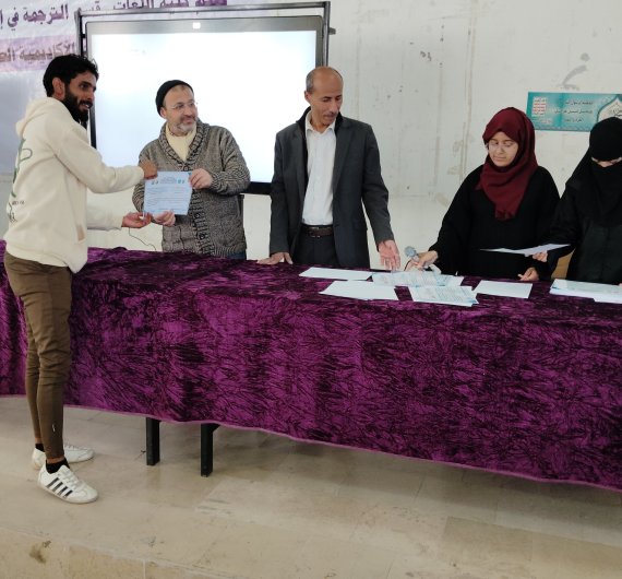 كلية اللغات بجامعة صنعاء تقيم حفل تكريم لطلابها المتميزين في الأنشطة واللجان الطلابية - صورة43