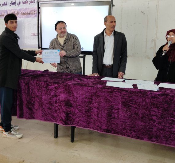 كلية اللغات بجامعة صنعاء تقيم حفل تكريم لطلابها المتميزين في الأنشطة واللجان الطلابية - صورة45