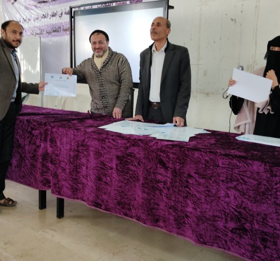 كلية اللغات بجامعة صنعاء تقيم حفل تكريم لطلابها المتميزين في الأنشطة واللجان الطلابية - صورة46