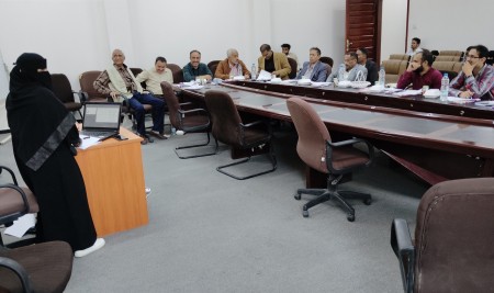 قسم الترجمة بكلية اللغات بجامعة صنعاء يناقش خطة رسالة الماجستير للباحثة بشرى حسين علي الفقيه