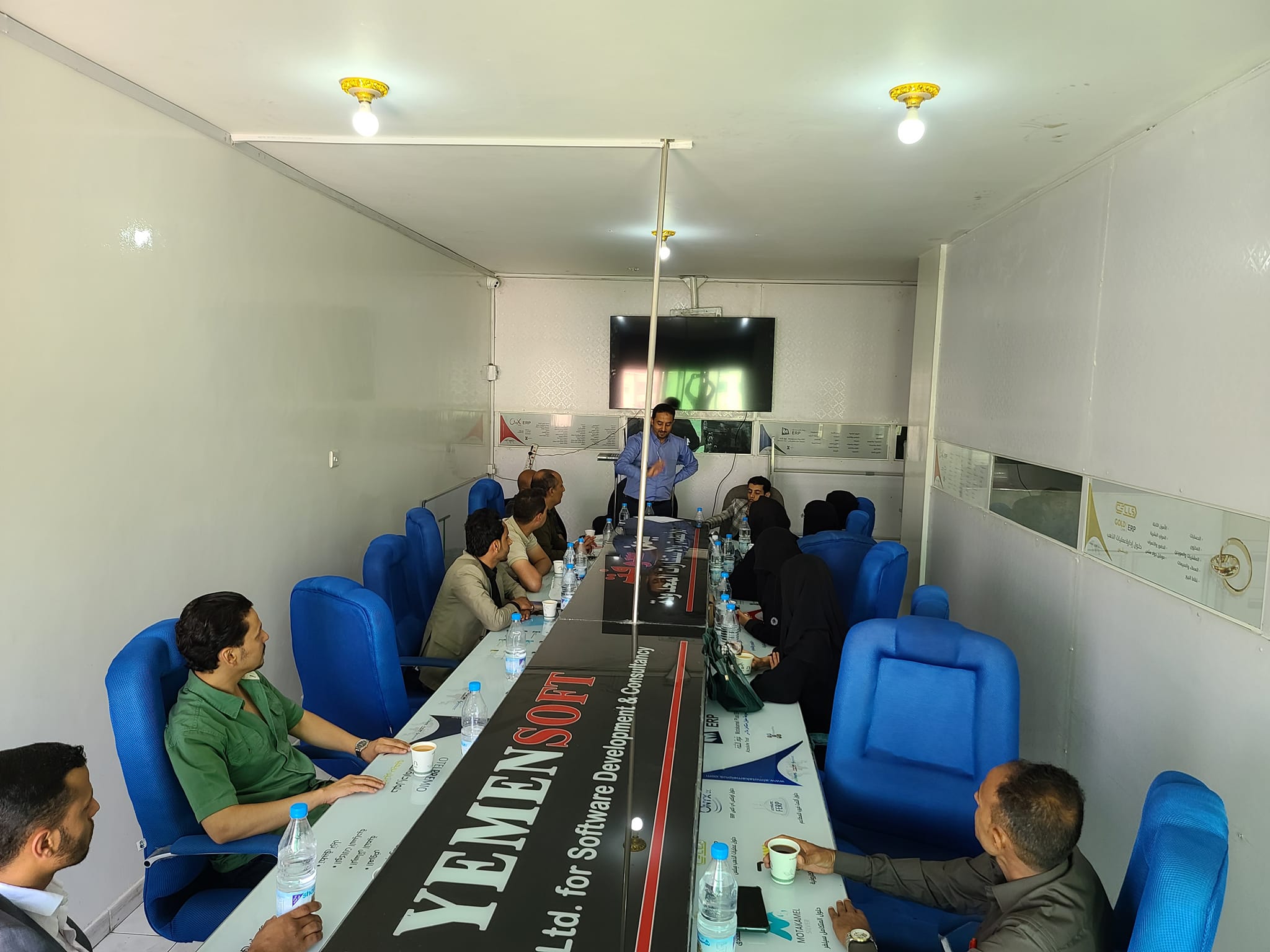 في مقر شركة يمن سوفت مع فريق التدريب على الأنظمة المحاسبية
