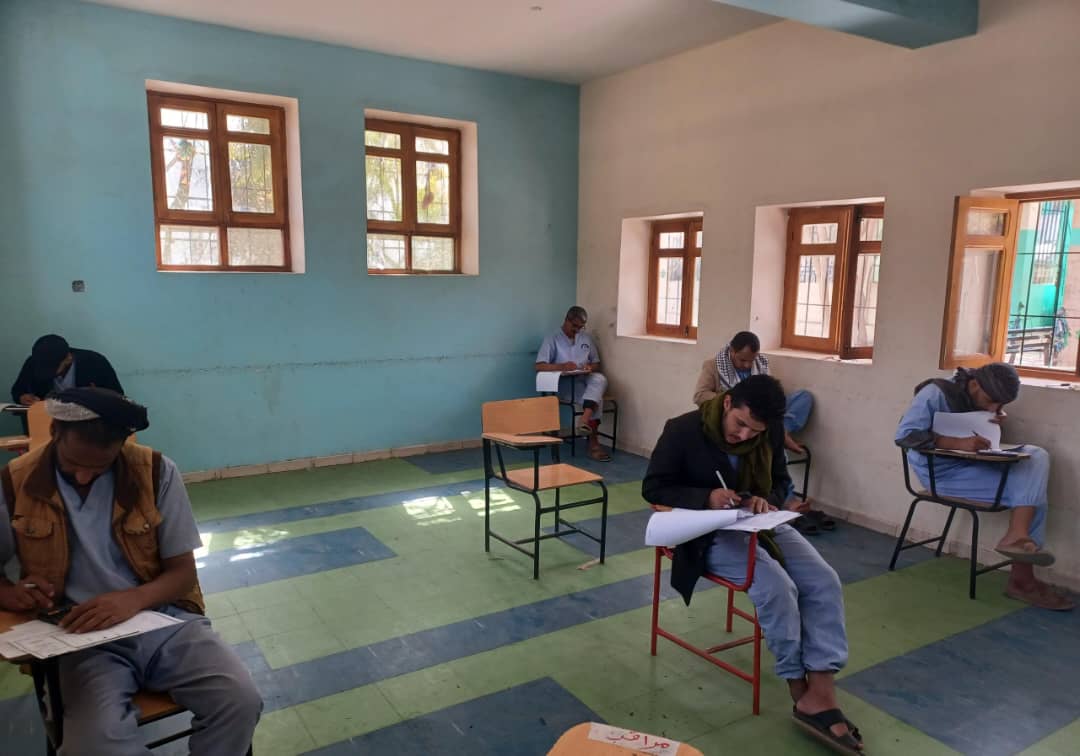 طلاب الكلية في الإصلاحية المركزية بصنعاء يؤدون اختبارات الفصل الدراسي الثاني 2025/ 2026 بالتزامن مع اختبارات زملائهم في الكلية.