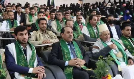 رئيس الجامعة يكرم الأوائل في كلية الشريعة والقانون