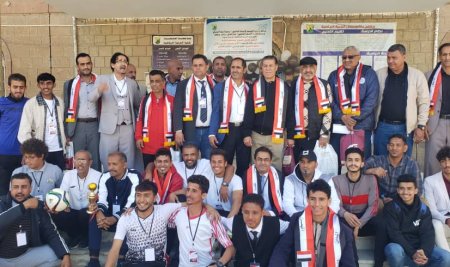 كلية التربية الرياضية بجامعة صنعاء تكرّم عددًا من اللاعبين والحكّام القدامى ضمن معرض الرياضة السنوي الثاني باللغة الإنجليزية