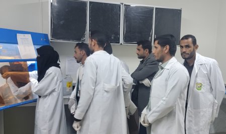 طلاب علوم المحاصيل يكتسبون مهارات متقدمة في التقانات الحيوية بكلية الطب البيطري.