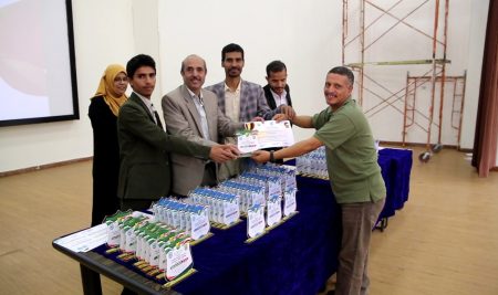 تكريم الفائزين بمسابقة طوفان الأقصى العلمية والفائزين بالبطولة الرياضية وأعضاء ولجان ملتقى الطالب الجامعي بكلية الصيدلة.