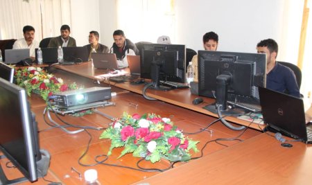 Oil and Gas Engineering students at Sana’a University are continuing their annual field training program at the Information Bank of the Ministry of Oil and Minerals.