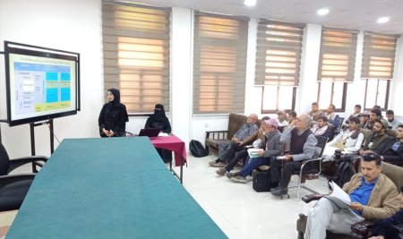 طلبة كلية البترول والموارد الطبيعية بجامعة صنعاء يناقشون مشاريع التخرج