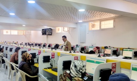 تواصل الاختبارات النهائية لطلاب كلية البترول والموارد الطبيعية في المركز الامتحاني بكلية طب الأسنان