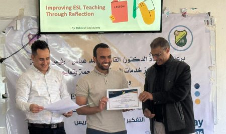 ورشة عمل مكثفة لمعلمي اللغة الإنجليزية في مركز خدمات المجتمع للترجمة وتعليم اللغات حول  استراتيجيات التفكير التأملي في التدريس
