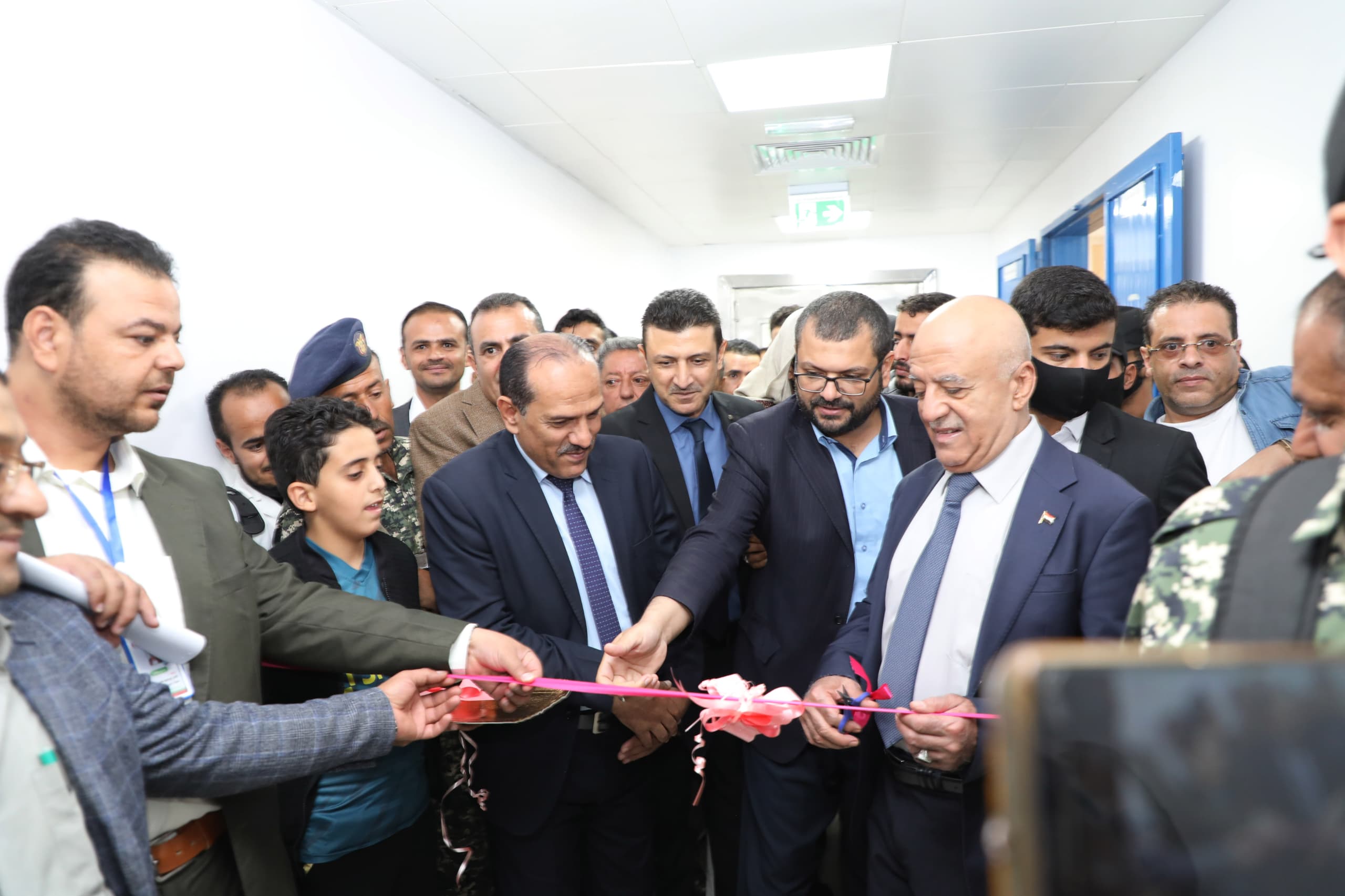 رئيس الوزراء يفتتح وحدة القسطرة القلبية وقسم الغسيل الكلوي بمركز القلب التابع لجامعة صنعاء .