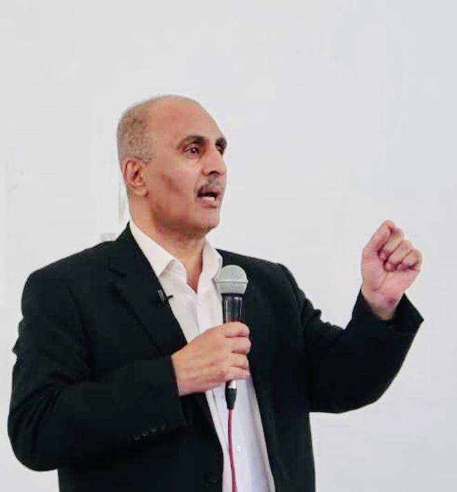 عميد كلية الطب بجامعة صنعاء يزور الطلاب المتقدمين للكلية للعام الجامعي 2025/2024