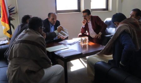 رئيس جامعة صنعاء يناقش تطوير معامل ومركز المحاكاة بكلية الطب والعلوم الصحية واستكمال مشاريعها الخدمية