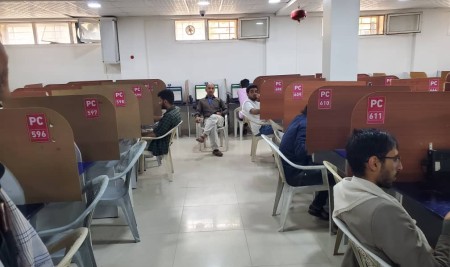 طلاب مستوى ثالث مختبرات بكلية الطب  يؤدون امتحان مادة بنك دم النهائي