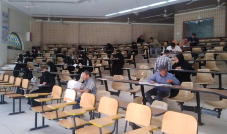 إجراء الامتحان الكتابي لمادة الوبائيات لطلبة برنامج  ماجستير الأحياء الدقيقة بكلية الطب جامعة صنعاء