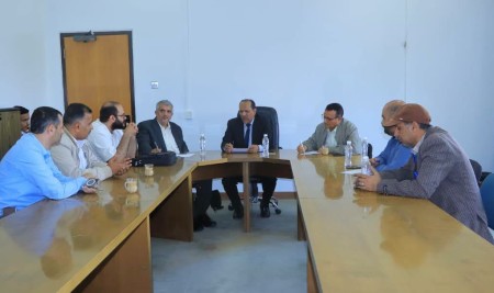 رئيس الجامعة يبحث مع فريق فني من وزارة الاتصالات تطوير البنية الرقمية بكلية الطب والعلوم الصحية .
