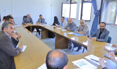 استعراض مستجدات التحضير للعام الجامعي الجديد وتطوير البنية التحتية في كلية الطب والعلوم الصحية بجامعة صنعاء .