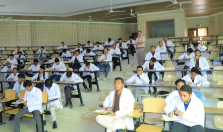 كلية الطب جامعة صنعاء تواصل إجراء  الامتحان النهائي لطلبة المستوى الثالث في علم الأدوية