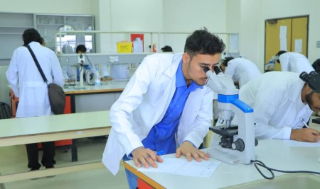 طلبة المستوى الثالث يؤدون امتحان علم الطفيليات بكلية الطب جامعة صنعاء