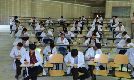 طلبة المستوى الثالث بكلية الطب جامعة صنعاء يواصلون أداء الامتحان النهائي في مقرر علم الأمراض