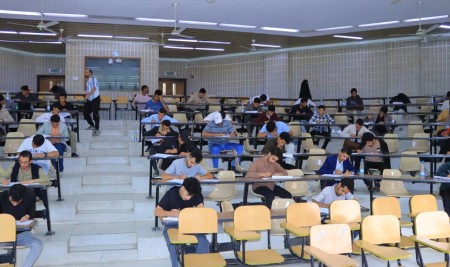 قاعات كلية الطب بجامعة صنعاء تحتضن الامتحان الكتابي النهائي لمقرر “الجهاز العضلي الهيكلي” لطلبة المستوى الثاني