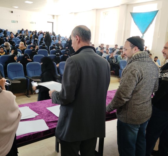 كلية اللغات بجامعة صنعاء تقيم حفل تكريم لطلابها المتميزين في الأنشطة واللجان الطلابية - صورة01